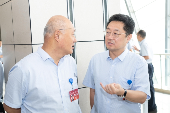 代表们休会期间讨论2
